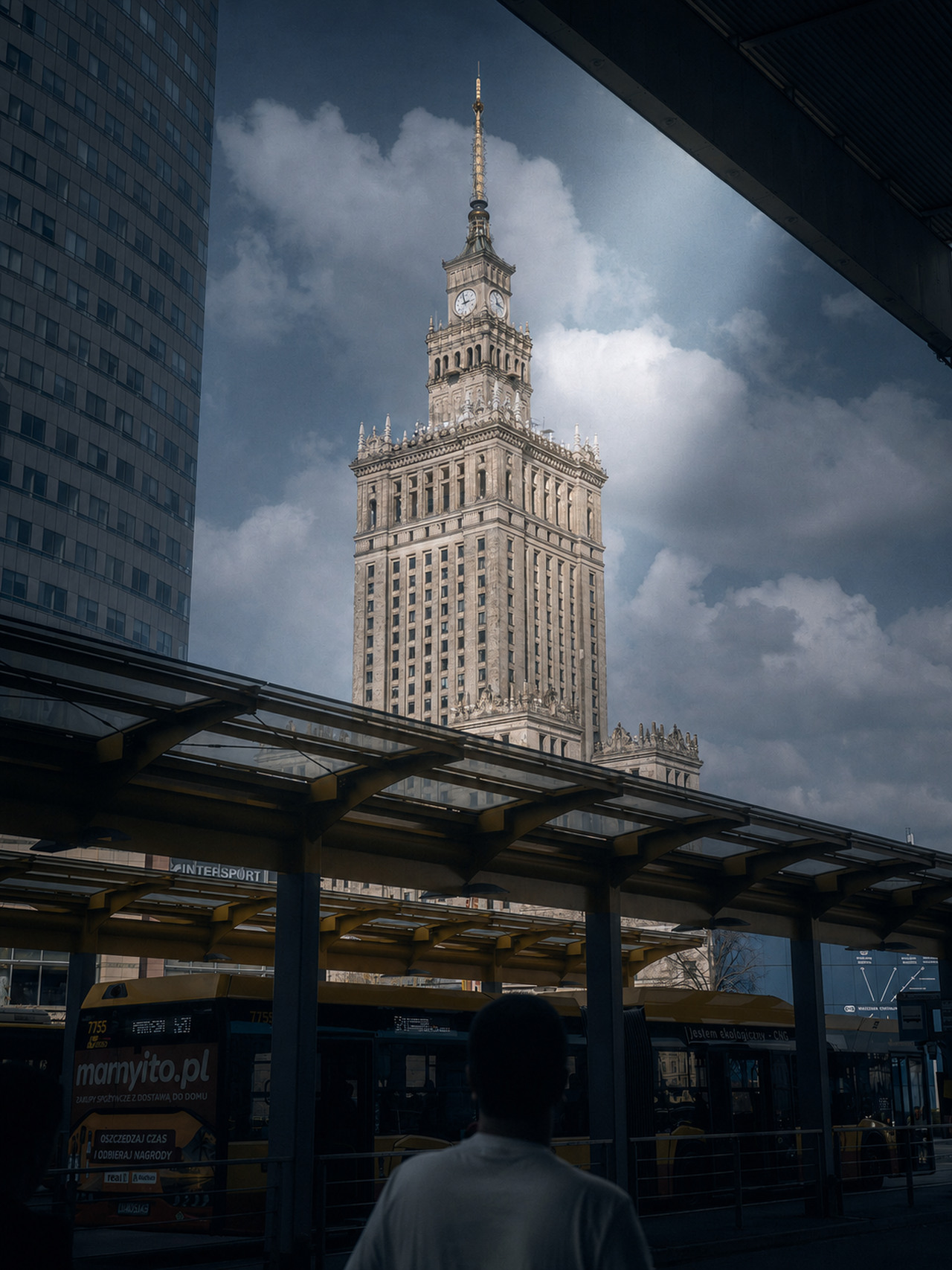 Miejska architektura symbolizująca presję i kierunek sprawy egzekucyjnej